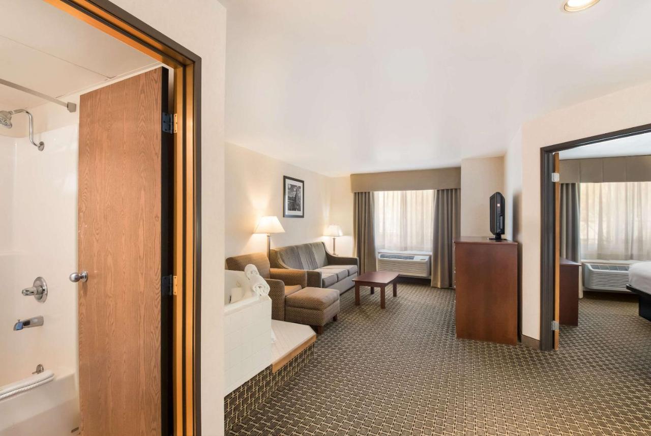 Quality Inn & Suites Steamboat Springs Exterior photo