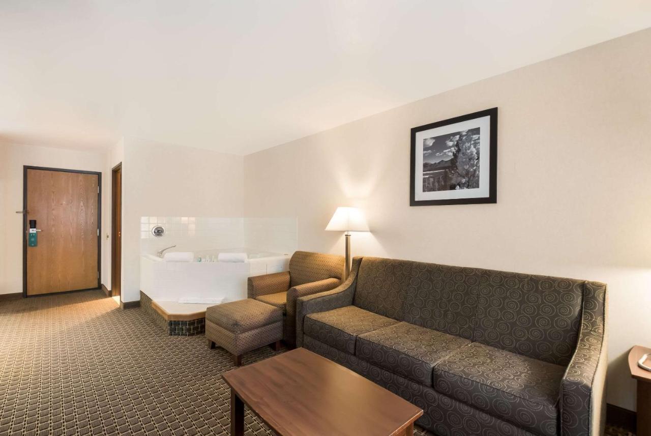 Quality Inn & Suites Steamboat Springs Exterior photo
