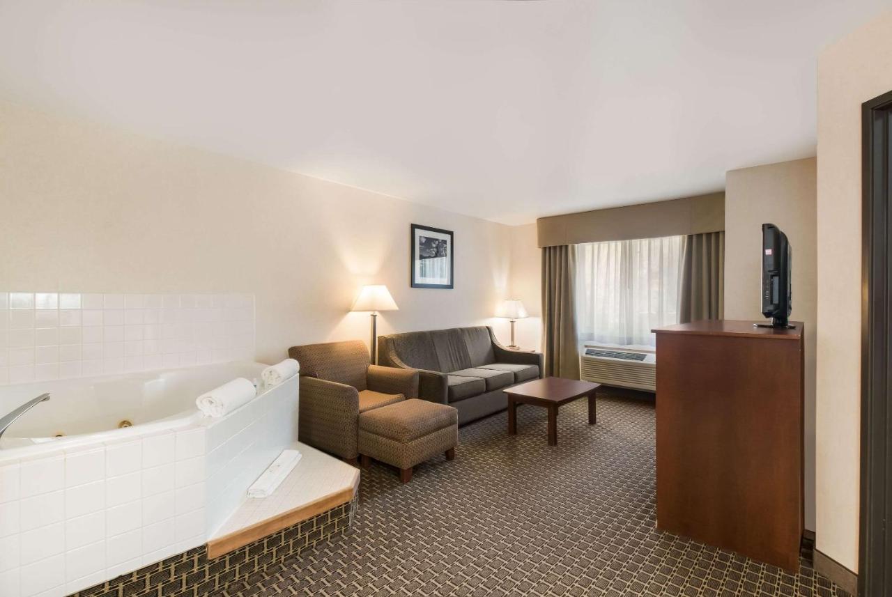 Quality Inn & Suites Steamboat Springs Exterior photo