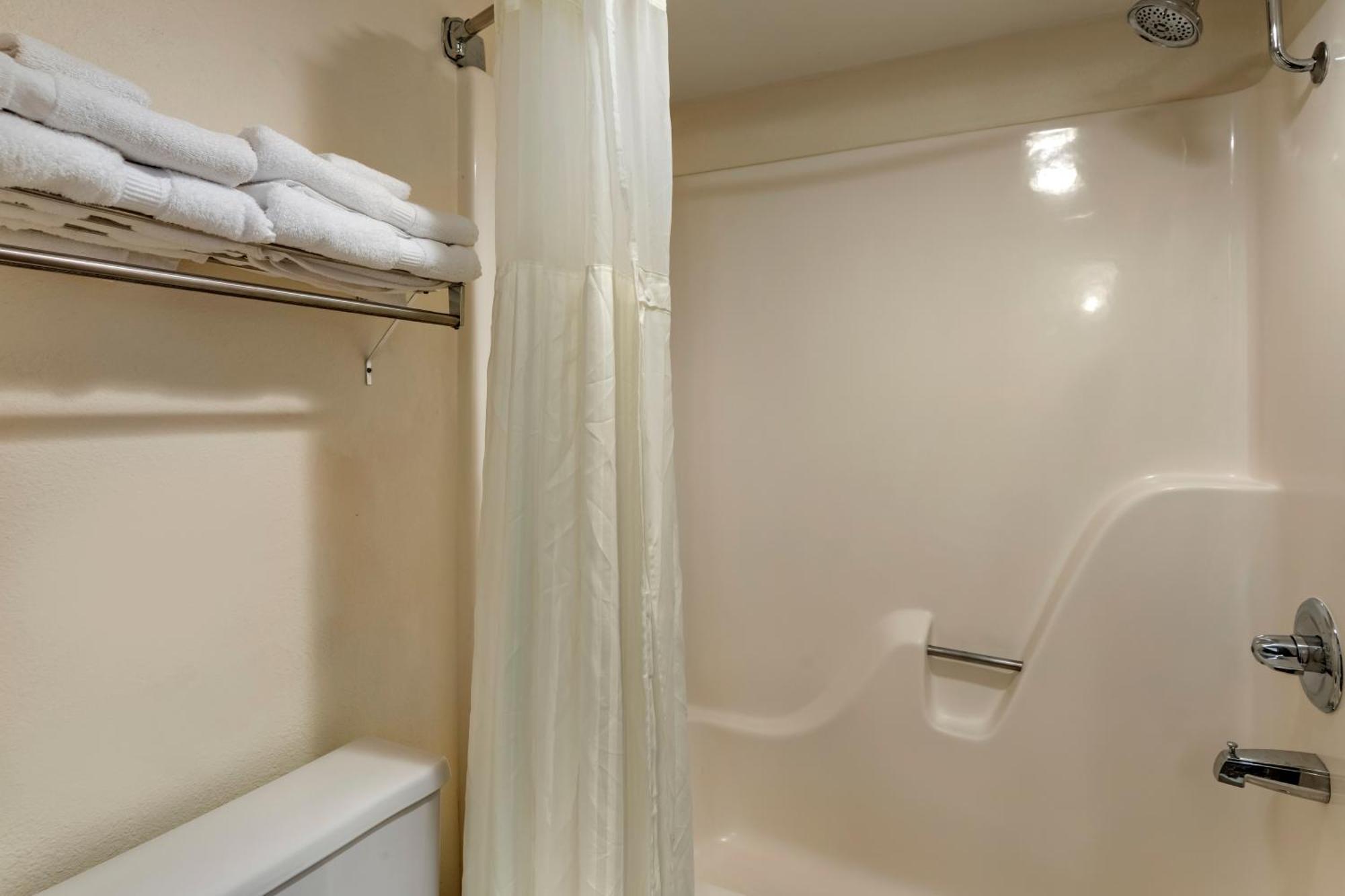 Quality Inn & Suites Steamboat Springs Room photo