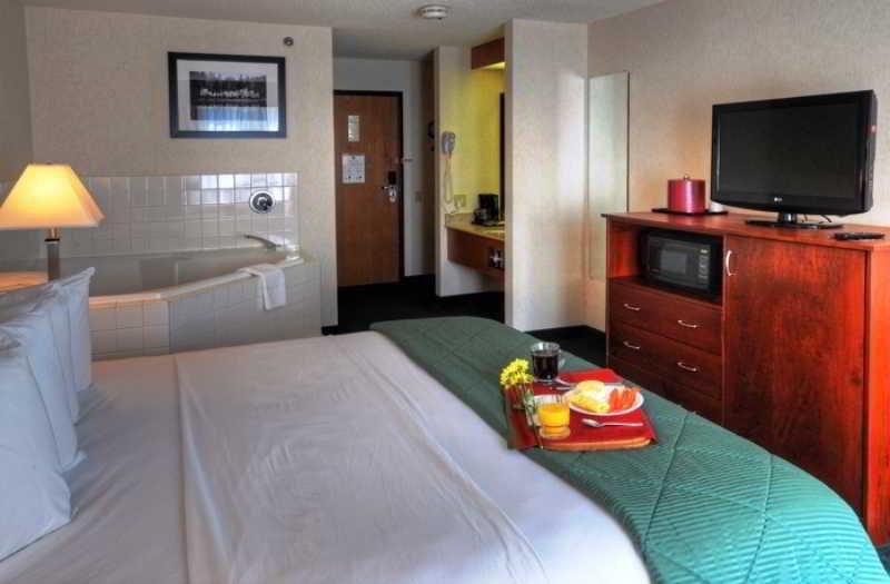 Quality Inn & Suites Steamboat Springs Room photo